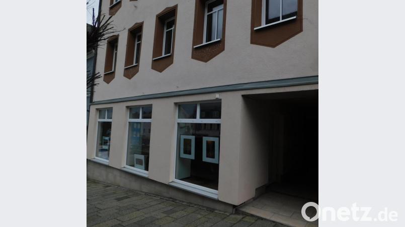 Das ehemalige Kaufhaus Hild steht leer. Nun soll mit einer Vernissage wieder Leben einkehren. Bereits jetzt hängen einige Bilder von Künstler Thomas Buchmann im Schaufenster. Bild: msh