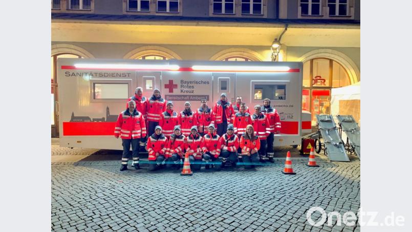 17 ehrenamtliche Sanitäter der BRK-Bereitschaft Amberg 1 waren bei der Hexennacht in Amberg im Einsatz. Bild: exb