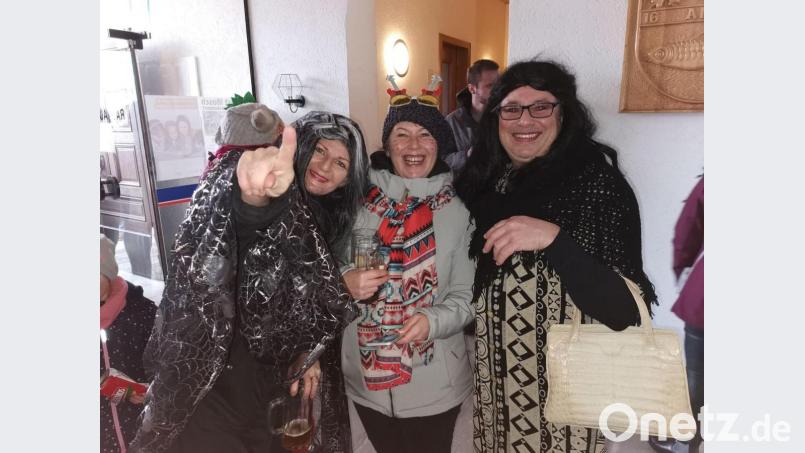 Bürgermeister Reiner Gäbl versteckt sich unter Frauenkleidern und Perücke. Bild: gz