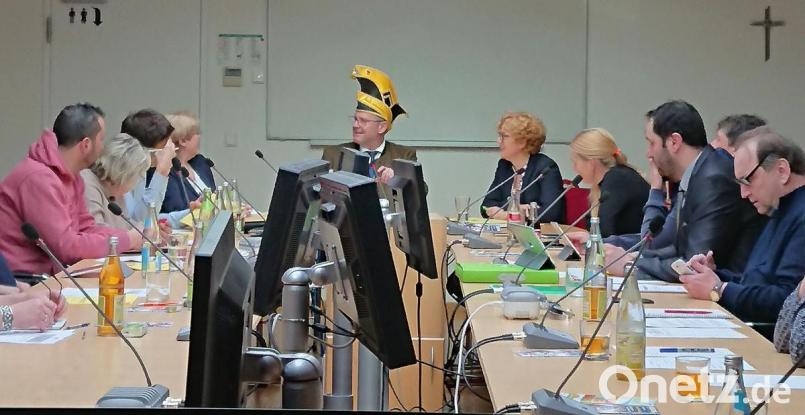 Schwandorfs Oberbürgermeister Andreas Feller leitet den Kulturausschuss des Stadtrates mit Narrenkappe. Bild: Hösamer