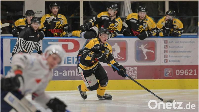 Der Blick geht nach vorne, der ERSC Amberg (im Bild Stefan Huber beim Angriff) hat die Play-off-Spiele um den Aufstieg zur Bayernliga im Visier. Gegner im Heimspiel am Sonntag ist der VfE Ulm/Neu-Ulm. Bild: Reiner Fröhlich