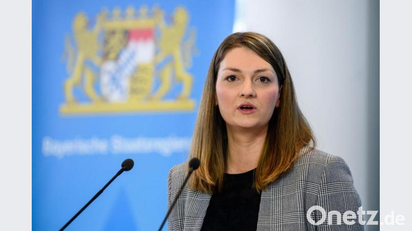 Die bayerische Digitalministerin Judith Gerlach (CSU) wirbt für die neue Hotline des Landeskriminalamtes, als Anlaufpunkt bei Internetkriminalität. Bild: Matthias Balk/dpa