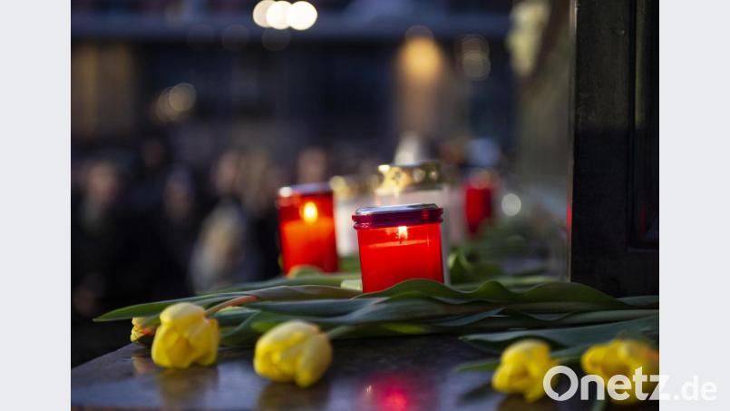 Blumen und Kerzen erinnern an die Opfer von Harnau. Bild: Dorothee Barth/dpa