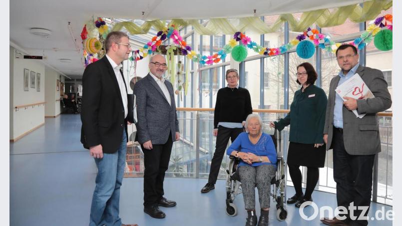 Landratskandidat Martin Grötsch (Freie Wähler, links) und Professor Peter Bauer (rechts daneben) besuchten das Marienheim, wo sie mit Veronika Niklaus (Freie Wähler), Heimbeirats-Vorsitzender Hildegard Füger, Susanne Frey (Pflegedienstleiterin im Marienheim) und Caritasverbands-Vorsitzendem Günter Koller (rechts) ausführlich über das Thema Pflege sprachen. Bild: Wolfgang Steinbacher