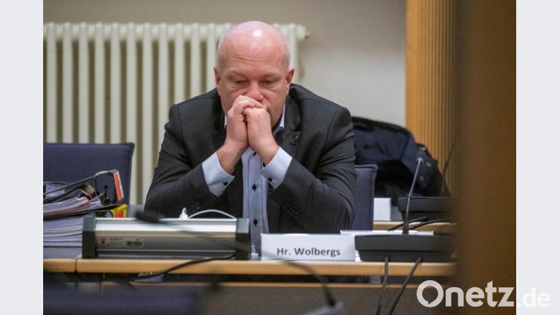 Joachim Wolbergs, suspendierter Oberbürgermeister von Regensburg, sitzt im Verhandlungssaal im Landgericht. weltweit Bild: Armin Weigel/dpa