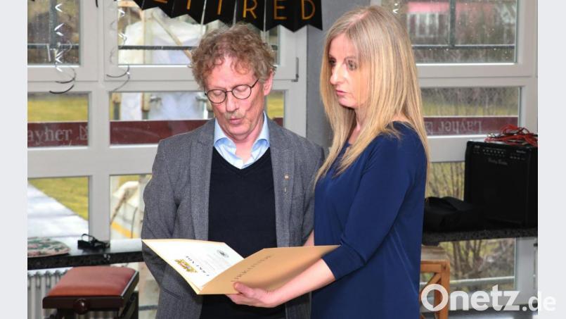 Rektorin Sabine Graser überreichte an Studienrat Bernhard Reis ganz offiziell die Urkunde über seine Versetzung in den Ruhestand. Bild: JOCHEN NEUMANN 
ERBENDORF