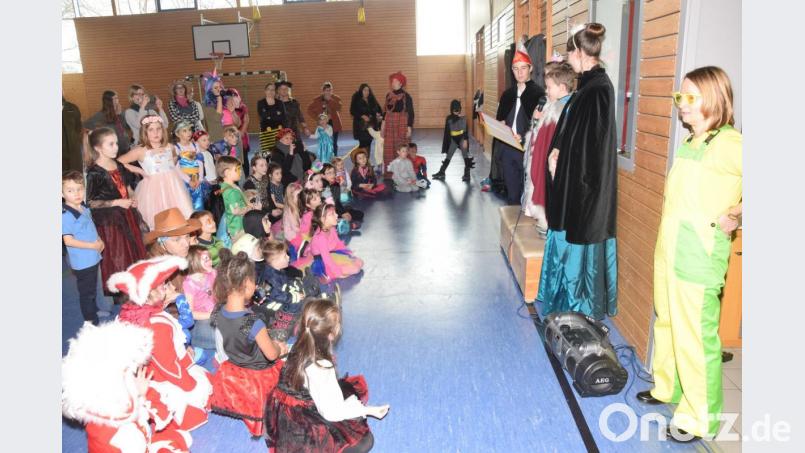 In der Schulturnhalle treffen sich die jungen Maschkerer mit den Prinzenpaaren zum Gaudifinale. Bild: fz