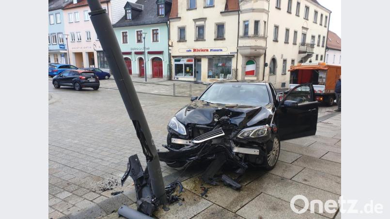 An einem Laternenmasten endet die Fahrt eines 84-Jährigen am Freitagvormittag. Zu Schaden kam zum Glück niemand, allerdings summierte sich der „Blechschaden“ auf fast 30 000 Euro. Bild: ws