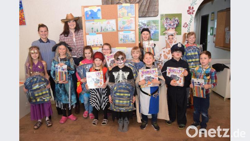 Sie konnten &quot;Glück&quot; am Besten malen. Die Preisverleihung war vor dem Schulfasching. Bild: fz
