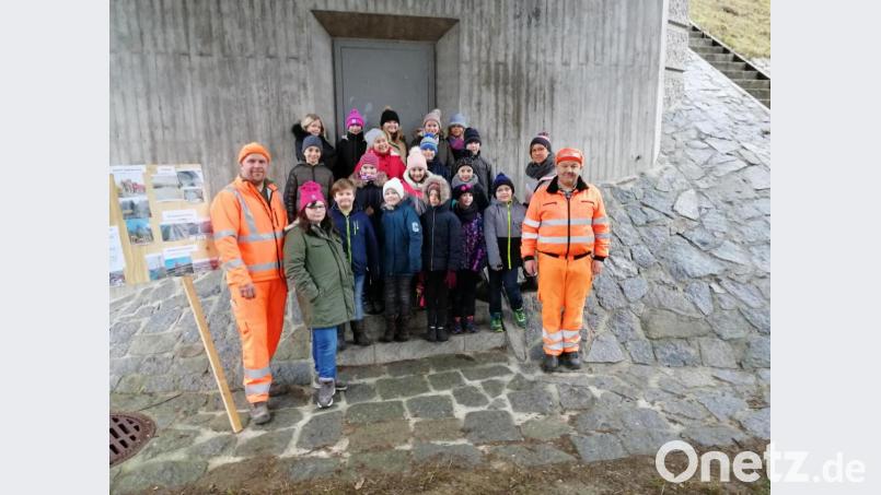 Sehr interessant war für die Viertklässler der Grundschule Kulmain und ihre Lehrerin Andrea Nitsch (Zweite von rechts) die Besichtigung der Fichtelnaabtalbrücke in Grünberg. Bild: jzk