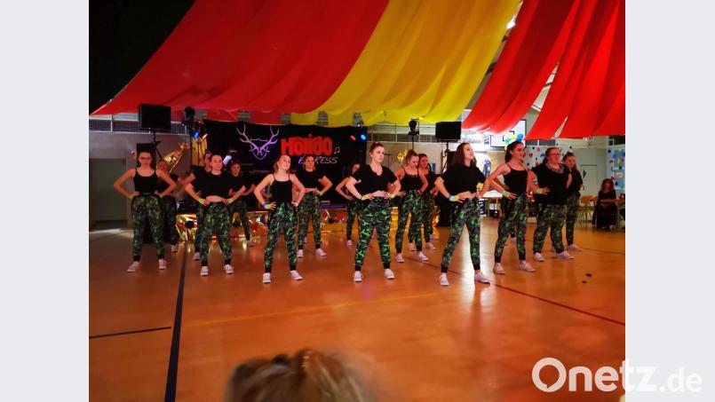 Die &quot;Dancelicious&quot; unter der Leitung von Andrea Lorenz begeisterten bei ihrer Show und boten Tanzeinlagen auf höchsten Niveau. Bild: hir