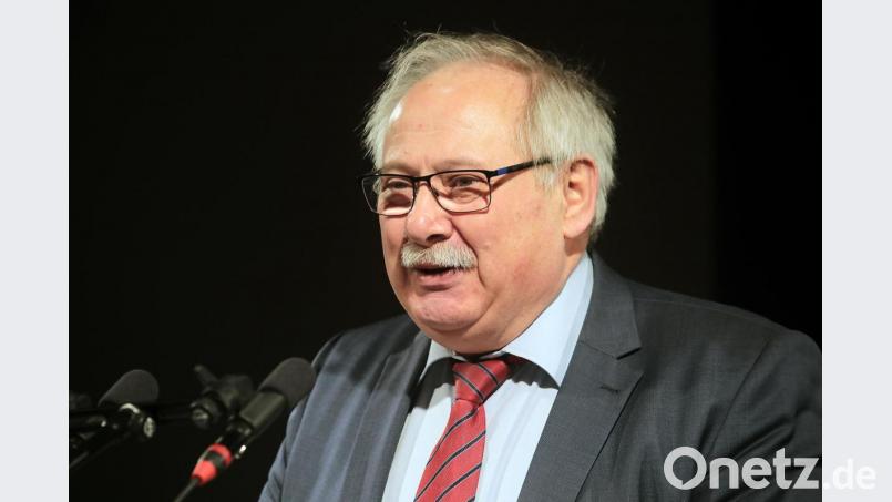 Hermann Brandl, Geschäftsführer der Berzirksgruppe Oberpfalz der Vereinigung der Bayerischen Wirtschaft, findet es gut, dass es in den P-Seminaren für die Schüler &quot;von der Theorie in die Praxis&quot; geht. Bild: Wolfgang Steinbacher