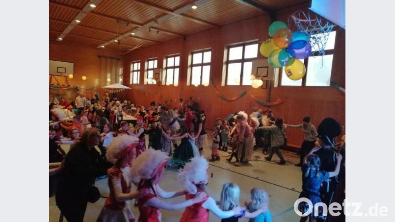 Beim Kinderfasching in Störnstein geht die Post ab. Die kleinen Maschkerer erobern das geschmückte Gemeindezentrum. Bild: exb