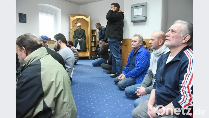 &quot;Wir beten für Frieden für die Welt im Namen Mohammeds&quot;, sagt Imam Maher Khedr in der Weidener Moschee des Deutschsprachigen Muslimenkreises. Bild: Gabi Schönberger