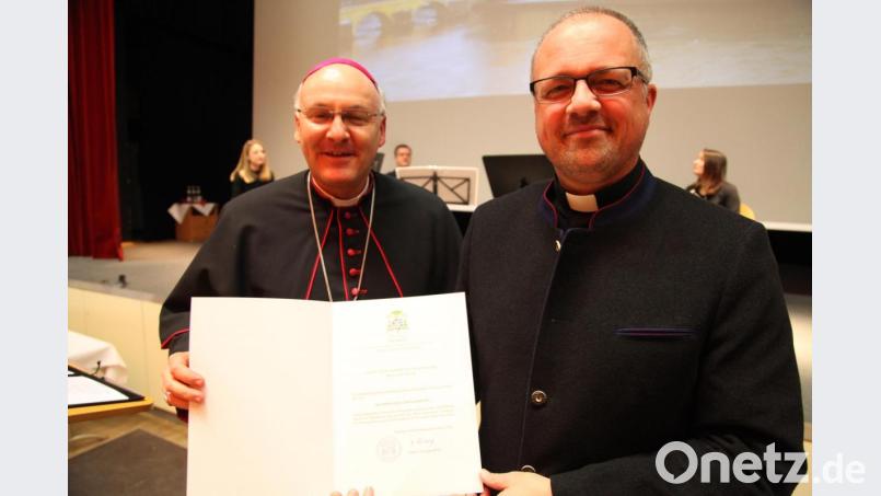 Nach einem Gottesdienst zum siebten Jahr der Bischofsweihe zeichnete Bischof Rudolf Voderholzer verdiente Priester und Laien aus. Der aus Brand stammende Pfarrer Holger Kruschina wurde zum Bischöflich Geistlichen Rat ernannt. Bild: ld