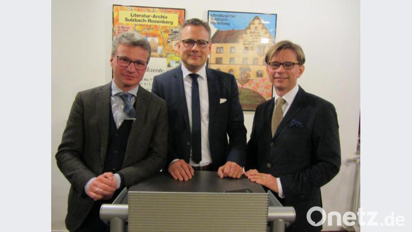 Staatsminister Bernd Sibler, Heribert Tommek (Literaturarchiv Sulzbach-Rosenberg e.V.) und Martin Krafl ((Tschechisches Literaturzentrum, von links) brachten die bayerisch-tschechische Kooperation auf den Weg.