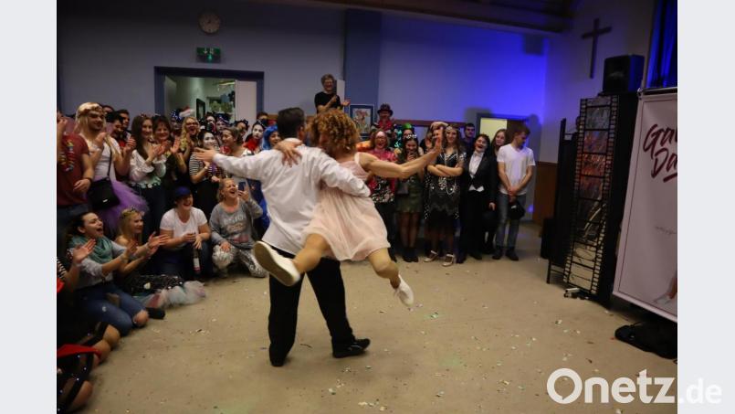 &quot;Gaudi Dancing&quot; statt &quot;Dirty Dancing&quot; - Auftritt des Männerballetts des Mitterteicher Gaudiwurms. Bild: wrm