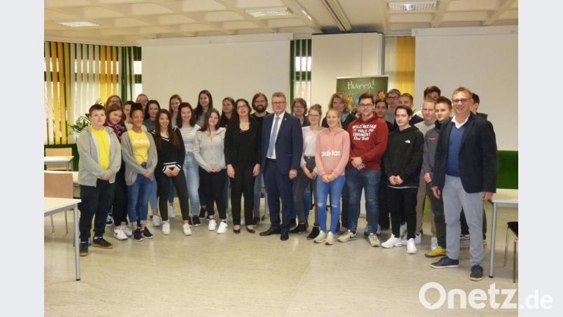Die israelische Generalkonsulin Sandra Simovich und Bürgermeister Michael Göth (Mitte) besuchten die Krötensee-Mittelschule, um mit Schülern der 10. Klassen und Rektor Peter Danninger (rechts) ins Gespräch zu kommen. Bild: pad