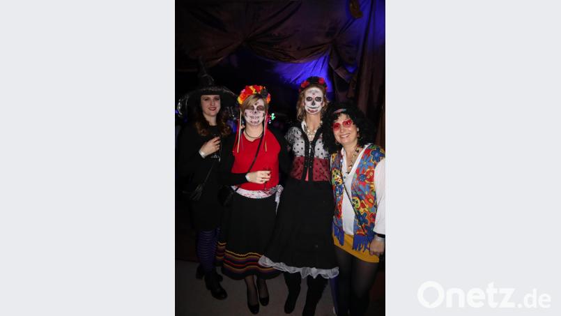 Tolle Masken - tolles Makeup. Am Weiberfasching der DJK Windischeschenbach gab es kreative Kostüme zu sehen. Bild: wrm