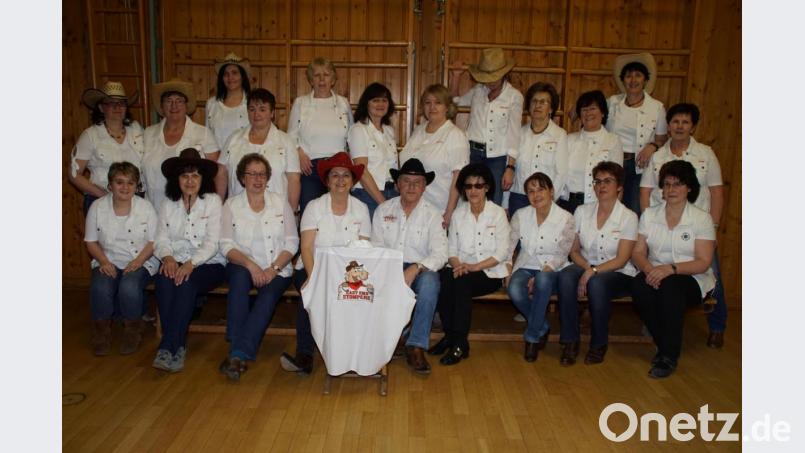 Die Linedance-Gruppe der Damengymnastikgruppe Weiding ist auch für männliche Tänzer offen. Bild: mmj