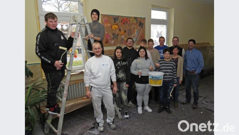 Die Praxisklasse der Pestalozzi-Mittelschule griff zu Farbe, Rolle und Pinsel und renovierte die Gänge der alten Hans-Sauerschule, zur Freude der Projektbeteiligten. Bild: Dobmeier