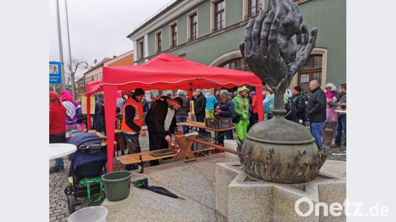 Die Bauhofmitarbeiter zapften den Zoiglbrunnen an und versorgte das närrische Volk mit Kommunbier. Bild: gz