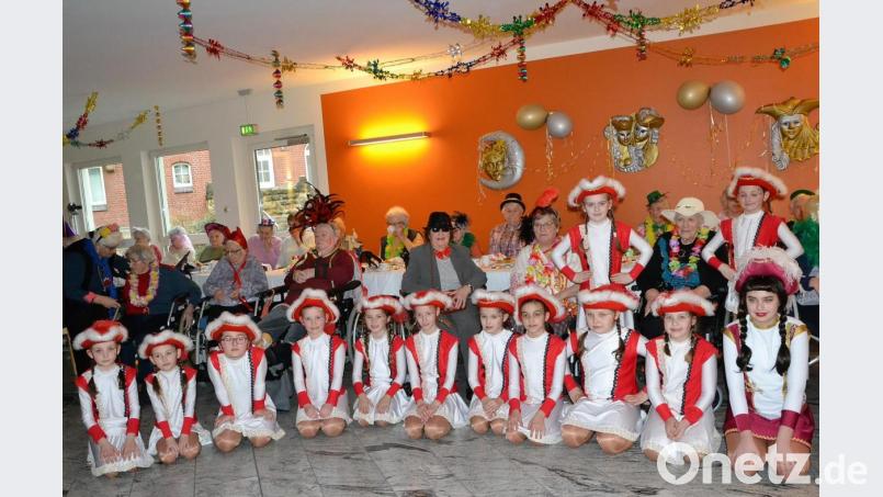 Viel beklatscht wurden die Auftritte von Kinder- und Jugendgarde von den Senioren im Rotkreuz-Heim Bild: hcz