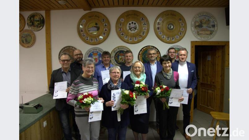 Die für langjährige Mitgliedschaft Geehrten (von links): Gerhard Kalb, Matthias Neiswirth, Gunda Rieder, Bernhard Partsch, Ilse Güntner, Christian Kölbl, Siegrid Böhm, Bürgermeister Roger Hoffmann, Berta Himmerer, Michael Girbert und Hans Prechtl. Bild: ew