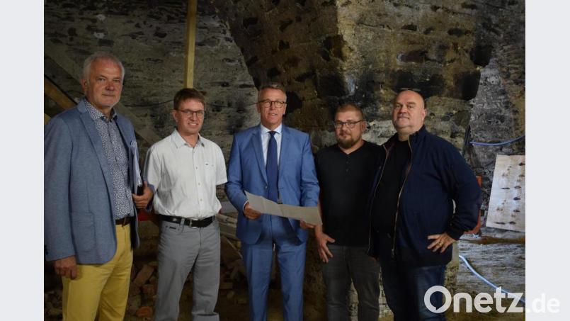 Kämmerer August Trißl, Stadtbaumeister Andreas Ockl und Bürgermeister Franz Stahl verschaffen sich mit Baustellenleiter Falk Leopold und Architekt Peter Brückner einen Überblick über den Fortschritt der Baumaßnahmen im historischen Kellergewölbe der ehemaligen Polizeistation in Tirschenreuth. Bild: szl