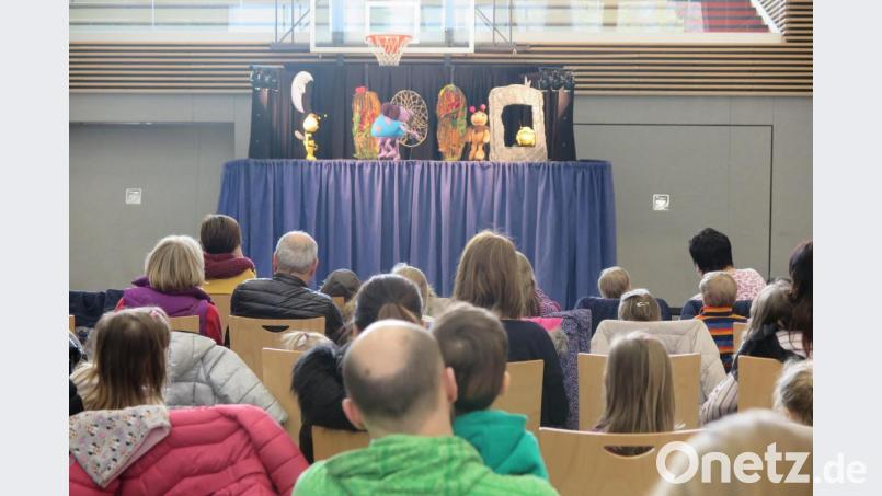 „Welche Biene hat beim Wettbewerb den besten Honig?“, lautete die Frage beim Karfunkel-Figurentheater. Bild: jzk
