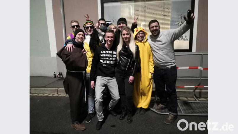 Mitten im Getümmel und betont unauffällig ist Markus Schmid (Mitte), der &quot;falsche&quot; Eberhofer vom Vorjahr, mit Freunden beim &quot;Nasch&#039;n Pfinsta&quot; am Start. Bild: wpt