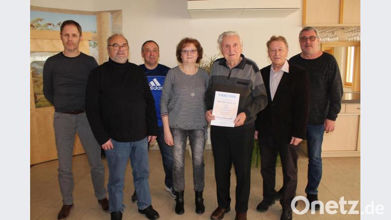 Heinz Essler (Dritter von rechts) hält seit über 70 Jahren der DJK Neukirchen die Treue. Bild: pi
