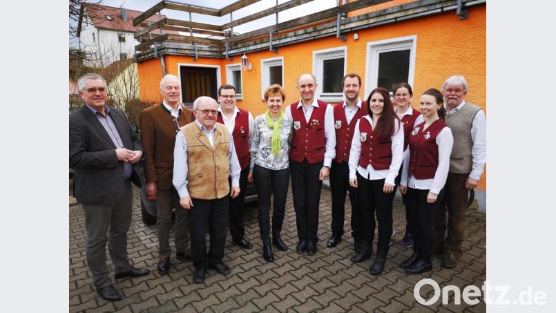 Bei der Stadtkapelle bleibt die Führungsriege unverändert: Erster Vorsitzender Thorsten Eckert (Fünfter von rechts), Zweiter Vorsitzender Josef Bauer (Mitte), Kassier Claudia Paulus (Dritte von rechts) und Schriftführerin Andrea Wagner (Vierte von rechts) mit den Beisitzern. Stellvertretender Landrat Arnold Kimmerl (Zweiter von links), Bürgermeister Richard Tischler (links) und Ferdinand Münch (rechts) vom Nordbayrischen Musikbund wünschten für die Zukunft alles Gute. Bild: hir