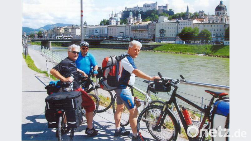 Einwöchige Radtouren gehören für Eugen Eckert (rechts) zum Sommer. Seine Mitfahrer vor der Kulisse Salzburgs sind (von links) Walter Hörmann und Theo Schleicher. Repro: hka
