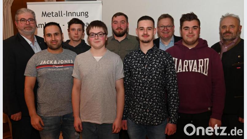Innungsobermeister Manfred Rauscher (links), stellvertretender Kreishandwerksmeister Rudi Gössl (rechts) und Ambergs Oberbürgermeister Michael Cerny (Dritter von rechts) gratulierten (ab Zweiter von links) Ezat Mir Nassiri (Metallbau Kiener, Amberg), Jan Sager und Alexander Wolf (Metallbau Vollmuth, Sulzbach-Rosenberg), Jakob Stauber und Fabian Krybus (Auer GmbH, Ebermannsdorf), Kevin Keck (Dorn &amp; Schörner, Etzelwang). Bild: gf