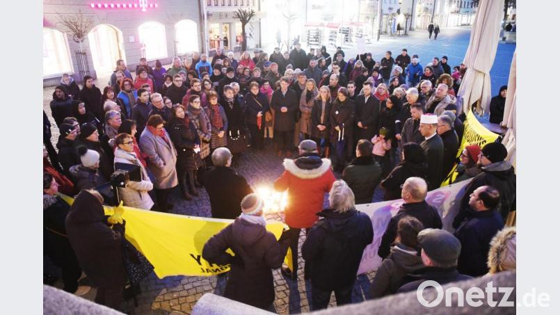 &quot;Stop Rassismus - Zusammenhalt statt Spaltung&quot; war auf einem der Transparente zu lesen. Auch mehrere Vertreter von politischen Parteien waren unter den Teilnehmern, die ihre Solidarität mit den Angehörigen der Todesopfer von Hanau zeigten. Die Veranstalter verwiesen noch auf das monatliche Friedensgebet in St. Josef, zu dem alle Interessierten im Anschluss eingeladen seien. Bild: Gabi Schönberger