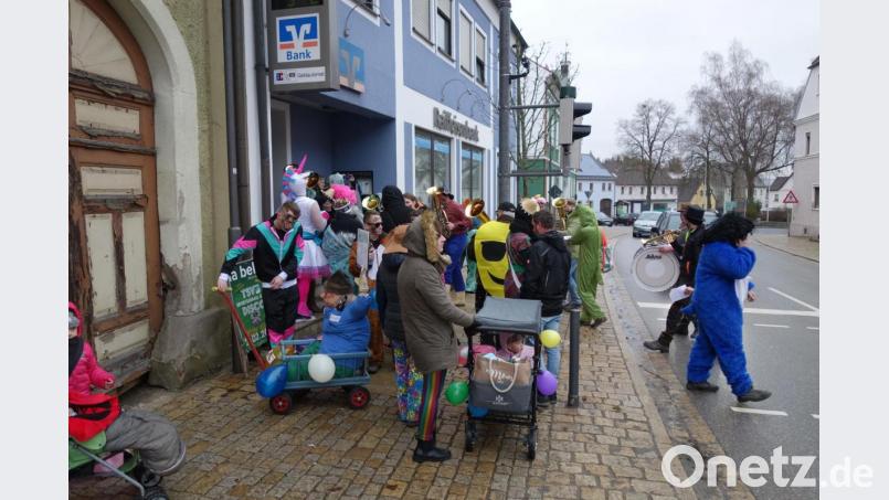 Instrumentalisten aus Reihen des Musikvereins spielen beim Zug von einem Geschäft zum nächsten. Bild: fjo