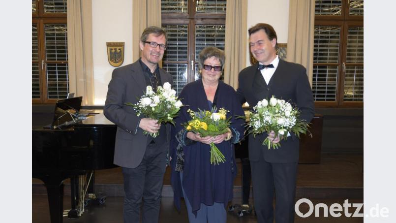 Nach dem Konzert gab es Blumen für (von links) Frank Oidtmann, Veranstalterin Heidelore Scherdel und Tenor Volker Bengl. Bild: Thomas Frister/exb