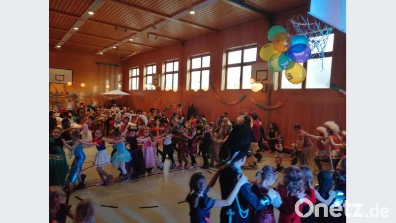 Beim Kinderfasching in Störnstein geht die Post ab. Die kleinen Maschkerer erobern das geschmückte Gemeindezentrum. Bild: exb
