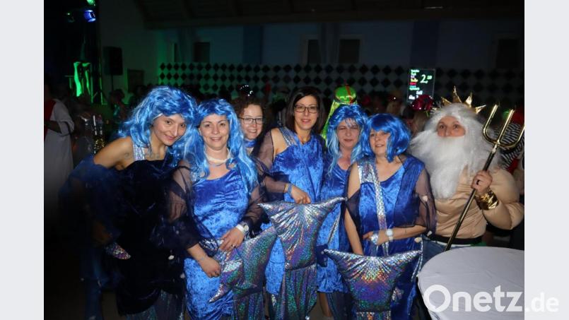 Meerjungfrauen mit ihrem Poseidon tummelten sich am Weiberfasching der DJK Windischeschenbach im Pfarrsaal. Bild: wrm