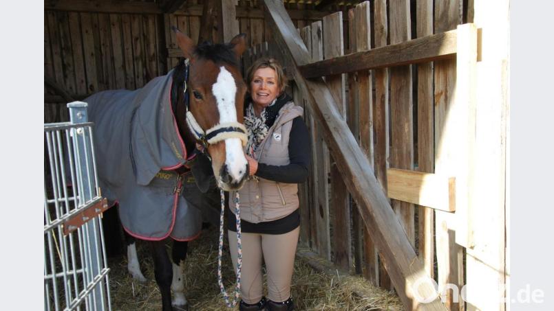 Momentan sind die Pferde in Behelfsbauten untergebracht. Orkan Sabine hat fast das ganze Dach des Reitstalls von Christiane Schärl (Foto) weggerissen. Die große Hilfsbereitschaft danach macht sie und ihre Schwester Brigitte Baumgartner immer noch fassungslos. Bild: Gerd Spies