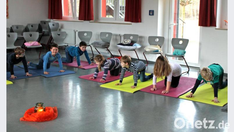 Die Kinderyogaübung &quot;Die Katze&quot; macht den Mädchen und Buben sichtlich Spaß und aktiviert die Wirbelsäule. Bild: fvo