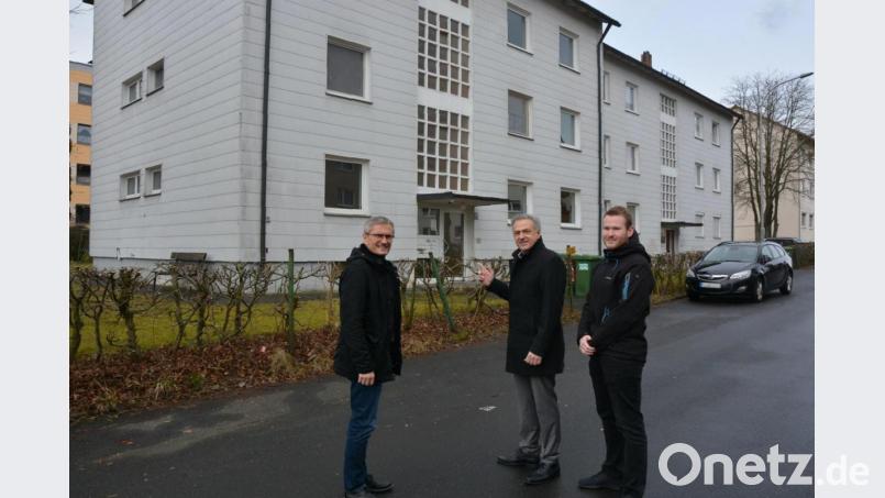 Noch heuer sollen diese beiden Wohnblocks in der Wiesenstraße abgerissen werden. Auf dem Grundstück soll dann ein Neubau mit 15 Mietwohnungen entstehen, die bis Ende 2021 bezugsfertig sein sollen. Vorgestellt wurde das Projekt von Architekt Thomas Sticht, Bürgermeister Roland Grillmeier und Verwaltungsmitarbeiter Florian Krieglsteiner (von links). Bild: jr