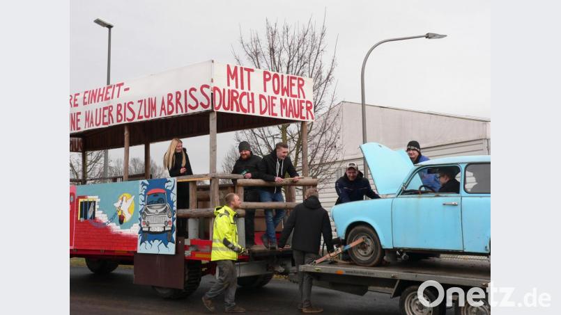 Mit ihrem Faschingswagen samt hellblauem Trabi erinnert die Luher Jugend an den Fall der Mauer. Bild: mh