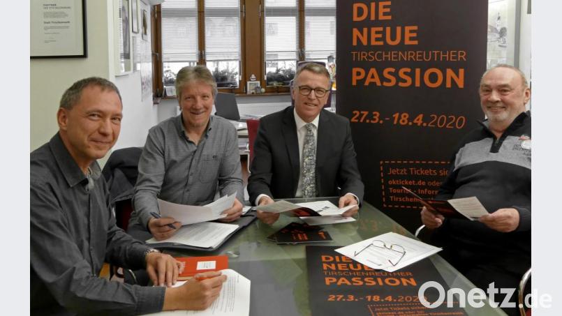 Mitorganisator Mirko Streich, Europassion-Beauftragter Vinzenz Rahn, Bürgermeister Franz Stahl und der technische Produktionsleiter Peter Geyer (von links), tüfteln seit Wochen, um der neuen Tirschenreuther Passion eine perfekte Bühne zu bereiten. Bild: tr