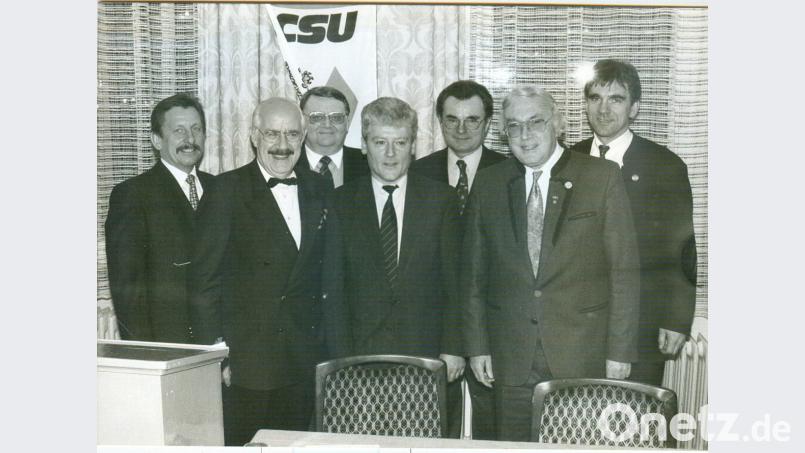 In den 1990er Jahren besuchte der CSU-Minister und Regierungssprecher Hans &quot;Johnny&quot; Klein Auerbach. Das Erinnerungsfoto zeigt ihn (Zweiter von links) mit (von links) CSU-Kreisvorsitzendem Werner Schulz, MdB Rudolf Kraus, Kreisrat Eugen Eckert, Landrat Hans Wagner, Auerbachs Bürgermeister Hanni Haberberger und Bezirksrat Benno Grosser. Repro: hka