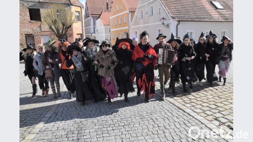 Knapp 50 Hexen waren am Hexenfreitag im Markt unterwegs, tanzten, lachten und schunkelten. Nur ein Mann durfte mitgehen: Musikant Florian Gröninger von Grögötz Weißbir, der allerdings ein wenig ramponiert aussah, weil er am Unsinnigen Donnerstag mit den Amberger Hexen durch die Stadt gezogen war. Bild: bö