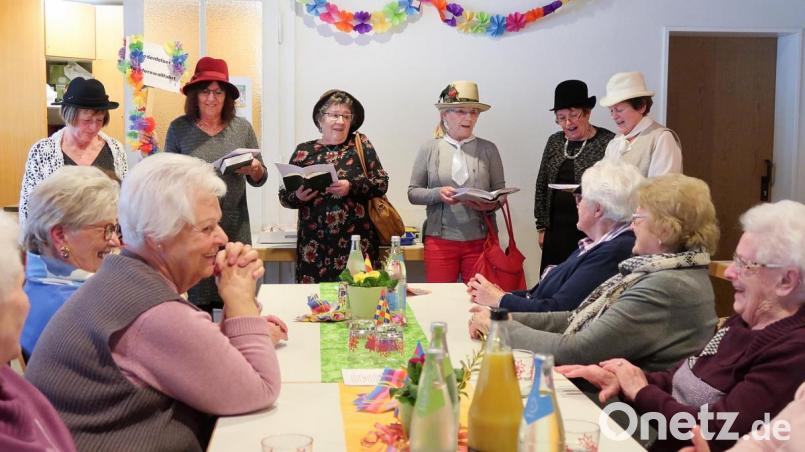 Beste Unterhaltung bescherte das Faschings-Café des Frauen- und Müttervereins Friedenfels im Jugendheim. An den Aufführungen und Sketchen hatten die Besucherinnen ihre helle Freude. Mit einer Jungfernwallfahrt nach Fuchsmühl, aufgeführt von (hinten von links) Monika Seidel, Petra Gärtner, Irene Hasenfürter, Christa Schraml, Edith Trießl und Gabi Härtl, traf das Vorstandsteam genau den Geschmack der Besucherinnen. Bild: bsc