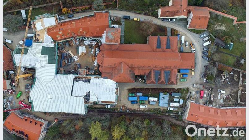 Die Baustelle Polizeifachhochschule Klosterburg Kastl mit dem sanierten Gebäude des ehemaligen Ungarischen Mädcheninternats (rechts unten auf dem Bild), in das Anfang März die ersten 60 Polizeifachhochschüler einziehen werden. Bild: jp