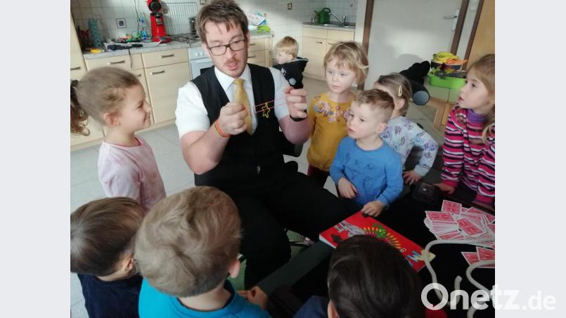 Marco Knott zauberte in jeder Kindergartengruppe und auch in der Kinderkrippe. Bild: awo